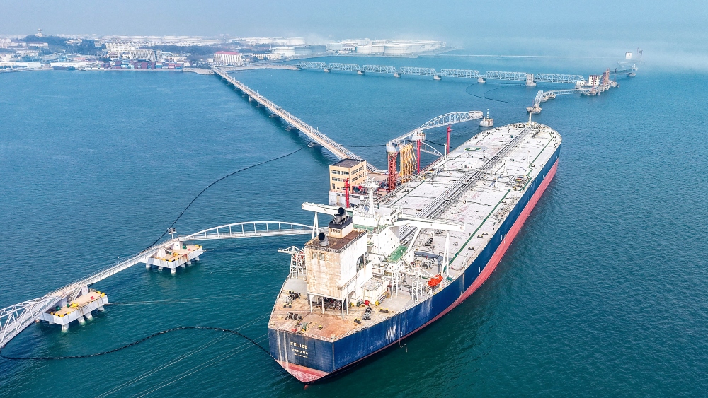 Oil climbs, stocks slide as Iran war uncertainty reigns